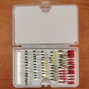 Caja Panaro con 76 moscas para pejerrey